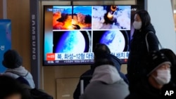 지난 1월 한국 서울역에 설치된 TV에서 북한의 탄도미사일 발사 관련 보도가 나오고 있다.