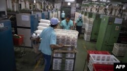 ထိုင်းနိုင်ငံရှိ စက်ရုံတခုတွင် အလုပ်လုပ်နေသော မြန်မာအလုပ်သမားများ (မှတ်တမ်းဓာတ်ပုံ - စက်တင်ဘာ ၂၃၊ ၂၀၀၈)