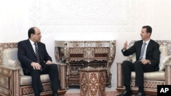 In this photo released by the Syrian official news agency SANA, Syrian President Bashar Assad, right, meets with Iraqi Prime Minister Nouri al-Maliki in Damascus, 13 Oct 2010