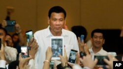 Presiden Filipina Rodrigo Duterte tiba dalam pertemuan dengan komunitas Filiipna di Phnom Penh, Kamboja (13/12). (AP/Heng Sinith)