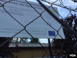 Sign shows the refugee camp at Bicske is supported by the EU. Hungary is grudgingly hosting asylum seekers. The government hopes its upcoming referendum on will pressure the EU to reform its migration policy. (L. Ramirez/VOA)