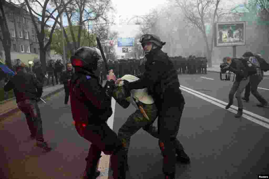 Cảnh sát Ukraina ngăn các dân quân ly khai thân Nga tấn công người biểu tình ủng hộ Ukraina ở Donetsk, ngày 28/4/2014.
