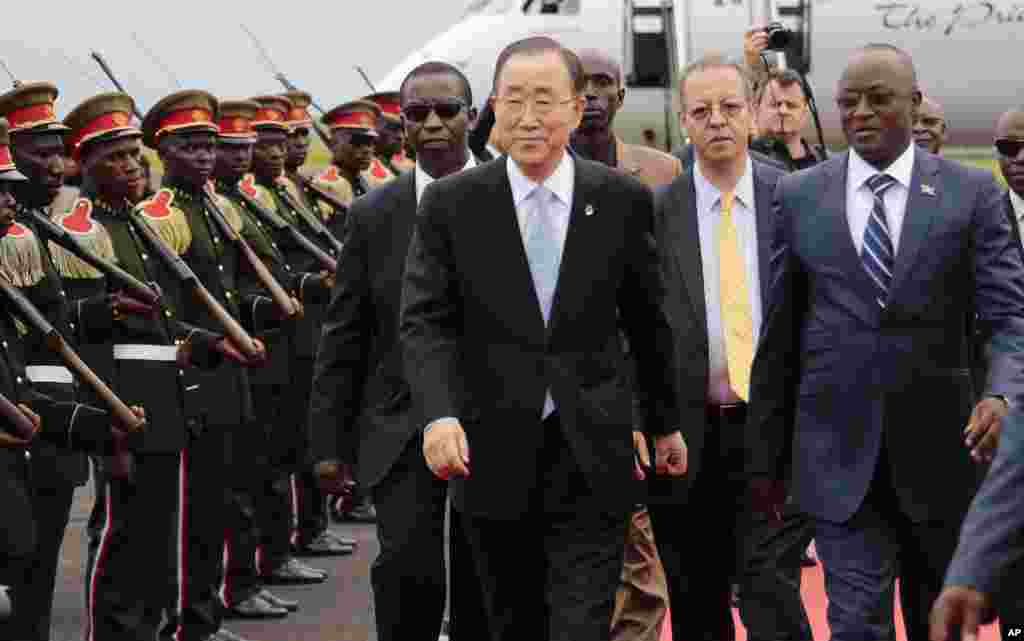 Le secrétaire général de l&#39;ONU Ban Ki-moon, à son arrivée à Bujumbura,&nbsp;aux côtés du premier vice-président, Gaston Sindimwso, le 22 février 2016