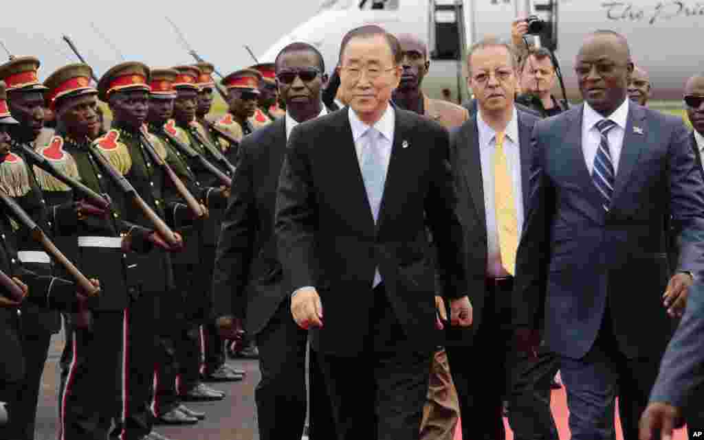 Le secrétaire général de l'ONU Ban Ki-moon, à son arrivée à Bujumbura, aux côtés du premier vice-président, Gaston Sindimwso, le 22 février 2016