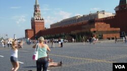 控制俄羅斯新聞媒體之後，克里姆林宮日益關注互聯網。莫斯科紅場和克里姆林宮。 （美國之音白樺拍攝）