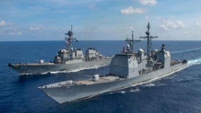 Tàu tuần dương mang tên lửa có điều hướng USS Bunker Hill và tàu khu trục mang tên lửa có điều hướng USS Barry.