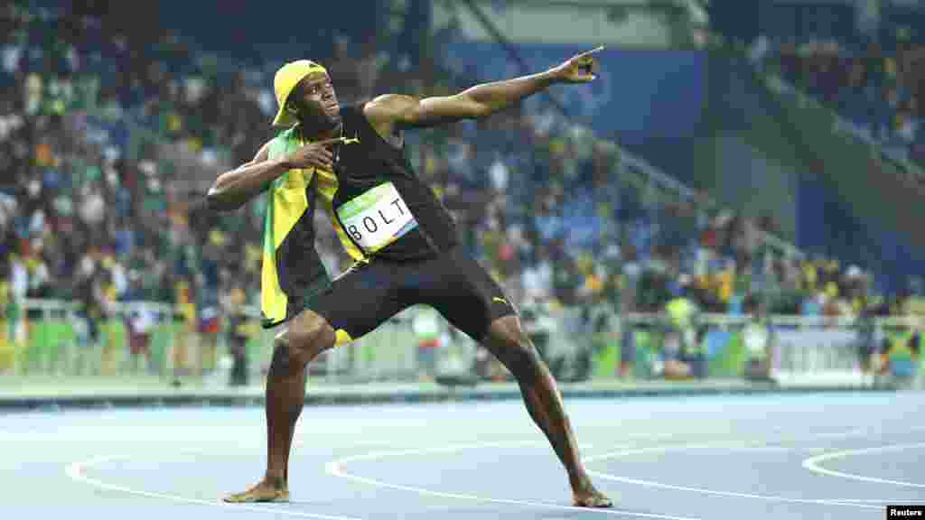 Comme après toutes ses victoires, Bolt fait le signe de l&rsquo;éclair au terme de la finale de 100m messieurs qu&rsquo;il a remportée à Rio, Brésil, 14 août 2016.