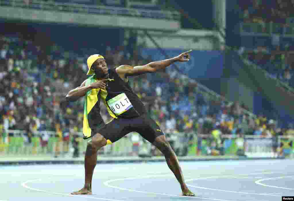 جمیکا کے کھلاڑی بولٹ کا مردوں کی 100 میٹر دوڑ میں سونے کا تمغہ جیتنے کے بعد ایک انوکھا