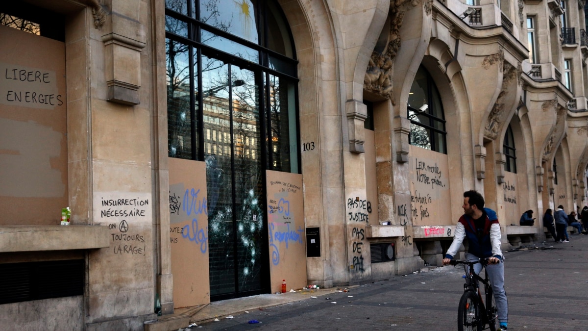 France Cleans up Champs-Elysees After Yellow Vest Rioting