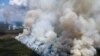 Asap membubung akibat pembakaran pepohonan di hutan hujan Amazon, dekat jalan raya nasional Transamazonica, di Humaita, negara bagian Amazonas, Brasil, 8 September 2021. (REUTERS/Bruno Kelly)