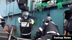 韩国海岸警卫队6月7日扣留两艘中国捕鱼船