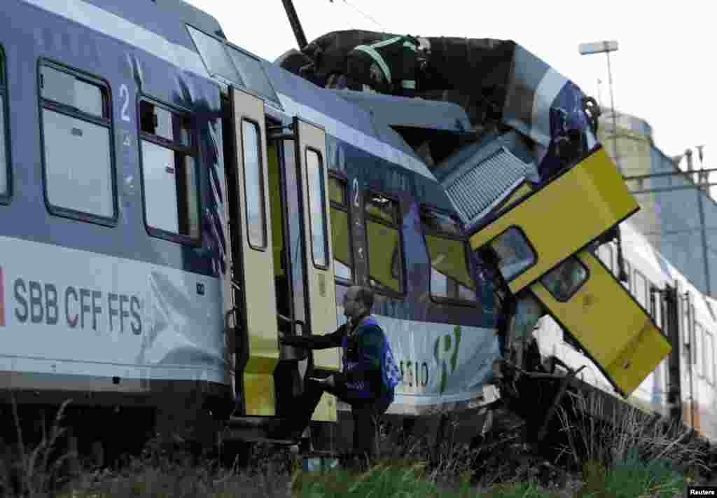 Un socorrista inspecciona una vez más uno de los vagones en el choque frontal de trenes en Granges-pres-Marnand, Suiza, este lunes 29 de julio de 2013.