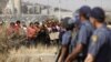 Nhiều người tụ tập gần nơi cảnh sát Nam Phi bắn chết thợ mỏ đình công