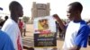 Des manifestants arborent un portrait du journaliste Richard Zongo. Ouagadougou, 13 décembre 2008.
