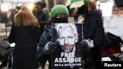 Pendukung pendiri WikiLeaks, Julian Assange, memegang plakat di depan Pengadilan Old Bailey, di London, Inggris, 4 Januari 2021. (REUTERS/Henry) Nicholls
