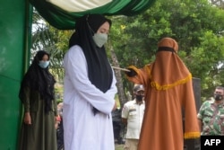 Seorang perempuan dicambuk 100 kalo karena zina di Idi, Aceh Timur. (Foto: AFP)