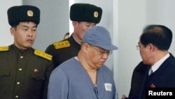 북한에 억류된 한국계 미국인 케네스 배(가운데) 씨가 지난 1월 평양에 마련된 기자회견장에 수의 차임으로 나오고 있다.