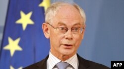 Predsjednik Evropskog vijeća, Herman Van Rompuj je, zajedno sa predsjednikom Evropske komisije Žoze Manuel Barozom uputio pismo grčkom premijeru Papandreu, uz podsjećanje da su lideri euro zone stali iza cjelovitog paketa mjera pomoći Grčkoj.