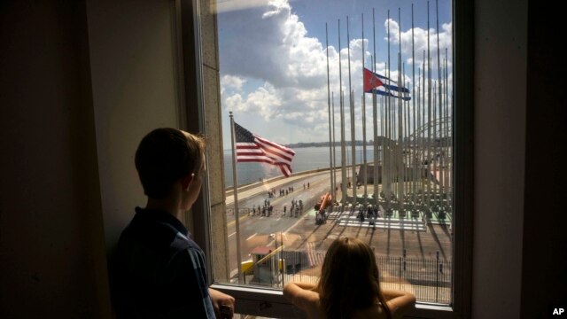 La bandera estadounidense se izó por primera vez en 54 años en La Habana.