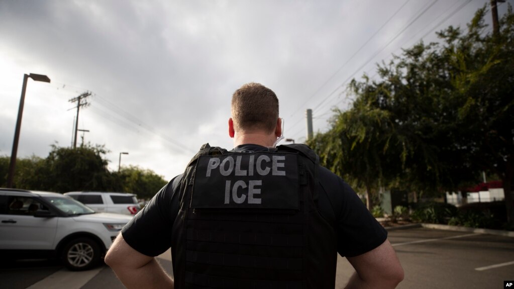 El informe del ICE señala que unos 143,000 extranjeros fueron arrestados y que unos 267,000 fueron deportados (Foto: AP)
