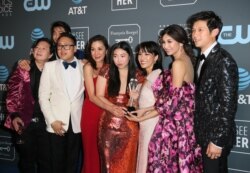 Pemeran dan kru "Crazy Rich Asians" berpose di belakang panggung dengan penghargaan mereka sebagai pemenang "Film Komedi Terbaik", Penghargaan Pilihan Kritikus ke-24 di Santa Monica, California, AS, 13 Januari 2019. (REUTERS / Danny Moloshok)