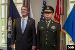 美国国防部长卡特和中国中央军委副主席范长龙(右）（2015年6月11日， 美国国防部照片）