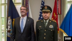 Tướng Phạm Trường Long (phải) trong lần gặp cựu Bộ Trưởng Quốc Phòng Hoa Kỳ, Ash Carter, hồi 2015. (Hình: Master Sgt. Adrian Cadiz)