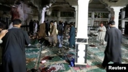 Polisi dan warga memeriksa di lokasi serangan bunuh diri atas sebuah masjid di Herat, Afghanistan, Selasa (1/8). 