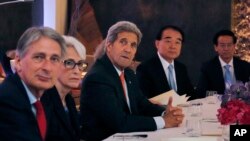 British Foreign Secretary Philip Hammond, left, U.S. Under Secretary for Political Affairs Wendy Sherman, 2nd left, U.S. Secretary of State John Kerry in Vienna, Austria, June 28, 2015. 