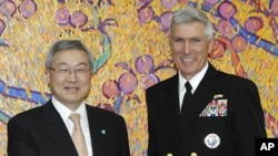 South Korean Foreign Minister Kim Sung-hwan, left, and Adm. Samuel Locklear III, commander of the U.S. Pacific Command, shake hands before their meeting at Foreign Ministry in Seoul, South Korea, April 17, 2012.