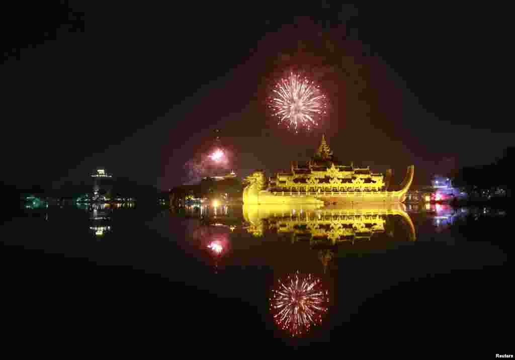 Perayaan tahun baru di Myanmar dimeriahkan dengan penyalaan kembang api di atas hotel Kayawait palace di kota Rangoon, Myanmar. 