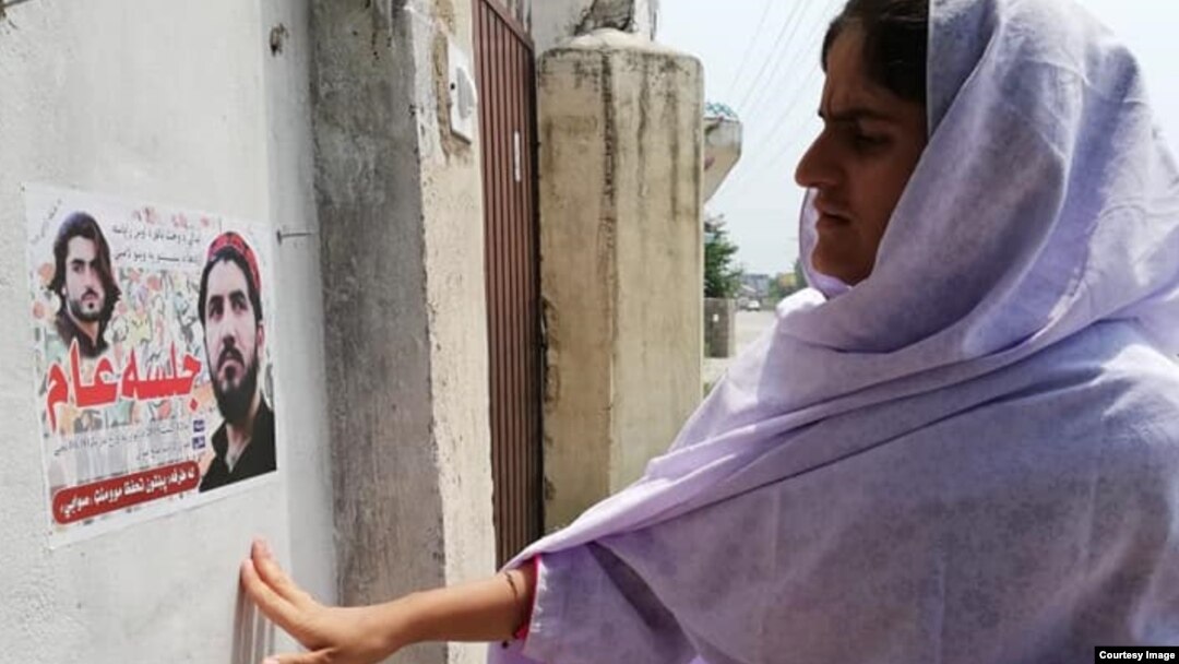 وړانګه لوڼۍ په سوابۍ کې د جلسې اشتهار لګوي