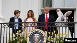 川普總統、第一夫人梅拉尼婭和兒子拜倫和復活節兔子一道向參加白宮復活節滾彩蛋活動的人致意。 （2017年4月17日）