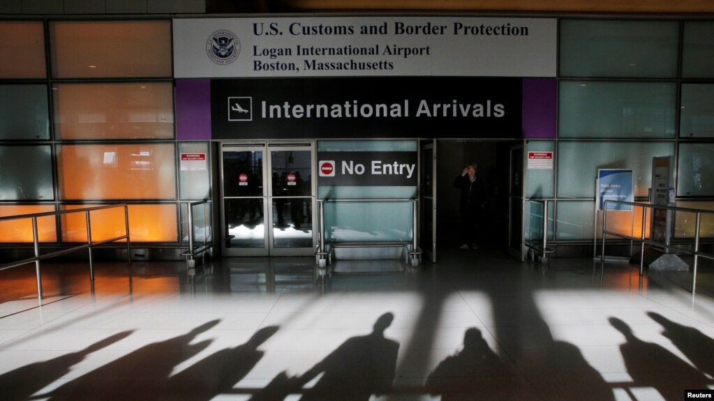 资料照片:国际旅行者抵达波士顿洛根机场。(2017年1月30日)(photo:VOA)