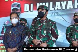 Kapuspen TNI Mayjen Achmad Riad memberi keterangan pers mengenai operasi pencarian KRI Nanggala di Pangkalan Ngurah Rai, Bali, Kamis, 22 April 2021. (Foto: Kementerian Pertahanan)