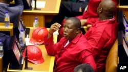 Julius Malema, chef du parti d'opposition sud-africain des Combattants pour la Liberté Economique (EFF), lors d'une séance au Parlement, au Cap, Afrique du Sud, 11 février 2011. (AP Photo/Schalk van Zuydam, Pool)