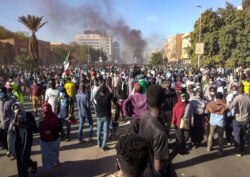 Ribuan demonstran Sudan menentang kepemimpinan militer dalam aksi di Khartoum (foto: dok).