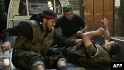 Phe nổi dậy Syria sơ tán một binh sĩ bị thương trong trận chiến với quân chính phủ ở Aleppo, 28.09.2012