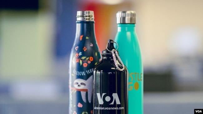 Пляшки для води багаторазового використання в редакції української служби "Голосу Америки"