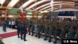 필리핀과 미국, 일본, 호주 병력이 7일 마닐라 인근 캠프 제네랄 에밀리오 아귀날도 군기지에서 연례 합동군사훈련의 시작을 알리는 국기 게양식에 참석했다.