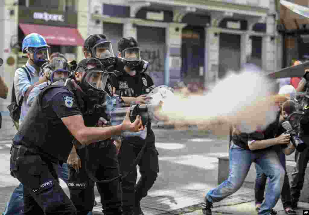 16일 터키 이스탄불에서 진압 경찰이 반정부 시위대에 최루 가스를 쏘고 있다. 