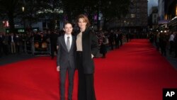 Aktor Lewis MacDougall dan Sigourney Weaver berpose untuk para fotografer setibanya di lokasi pemutaran perdana film 'A Monster Calls' di Festival Film London, Inggris, 6 Oktober 2016 (Foto: dok).