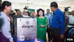 Hun Sen, Prime Minister of Cambodia, and his wife Bun Rany Hun Sen vote at Takmao Commune Council, Kandal province, Cambodia, June 4, 2017. (Khan Sokummono/VOA Khmer)