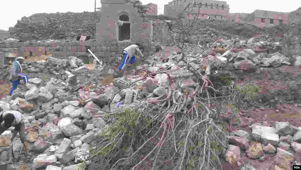 這個居所被炸毀時，喪生者包括四名兒童、四名婦女以及兩名男子。（VOA穆賈里攝 ）