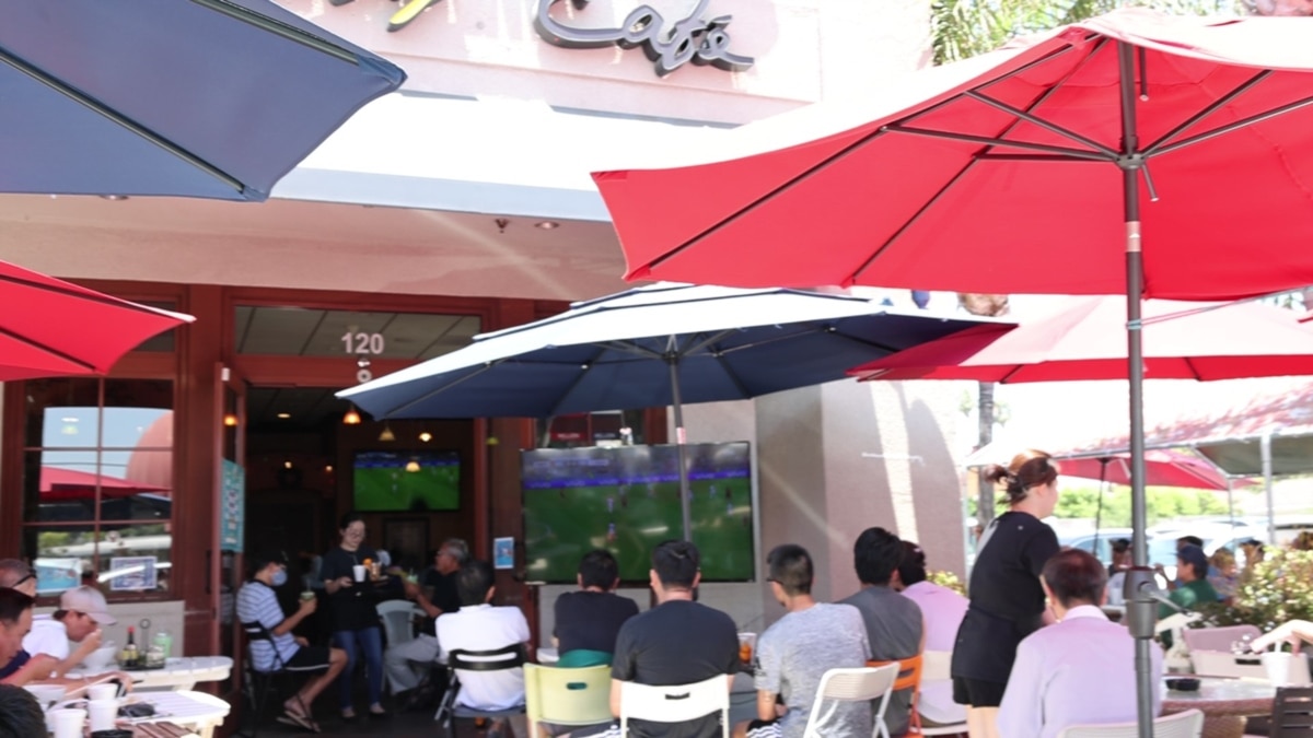 Người Việt ở Little Saigon 'ghiền' xem đá banh ở quán cà phê - Vimarsana News