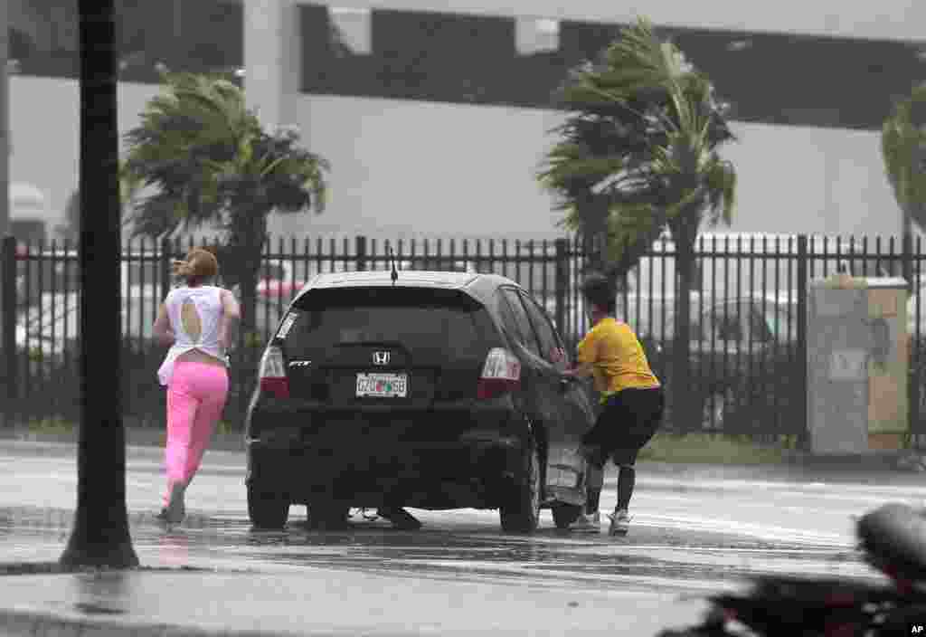 Pengendara mobil yang terdampar mencoba menghidupkan mobil mereka yang mogok saat Badai Irma melanda Florida Keys, di Hialeah, Florida, 10 September 2017.