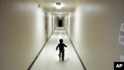 Solicitante de asilo centroamericano corre por un pasillo tras pasar de un centro de detención a un albergue en San Diego.