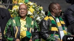 Le président sud-africain Jacob Zuma, à droite, et le président du Congrès national africain (ANC) Cyril Ramaphosa arrivant pour la campagne de clôture de l'ANC pour les élections municipales au stade Ellis Park à Johannesburg, le 31 juillet 2016.