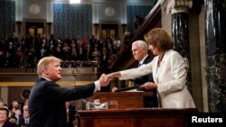 Prezidan ameriken an Donald Trump kap bay lamen ak Prezidan chanm Depite ameriken an nan Kongrè a Nancy Pelosi. 5 fevriye 2019.