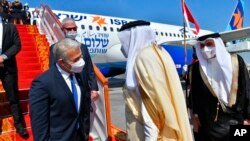 Menteri Luar Negeri Israel Yair Lapid (kiri) bertemu dengan Menteri Luar Negeri Bahrain Abdullatif bin Rashid Alzayani (kedua dari kanan) dalam kunjungan perdana Israel ke negara teluk pada 30 September 2021. (Foto: GPO via AP/Shlomi Amshalem)
